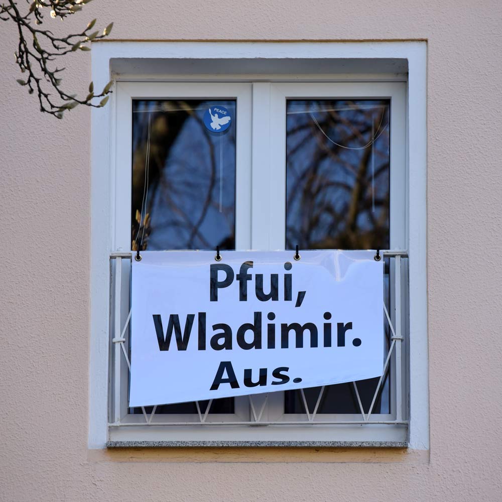 Gegen Putins Ukraine-Krieg. Pfui Wladimir-Plakat an der Fassade der Hauswand 