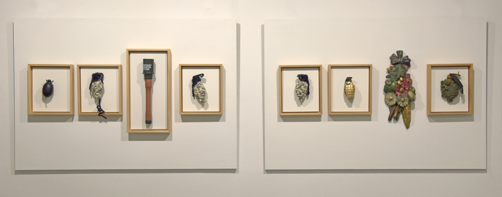 7 Handgranaten und ein Blumenrelief - präsentiert in der Homestory-Kunstausstellung im BBK Kunstforum Düsseldorf.
