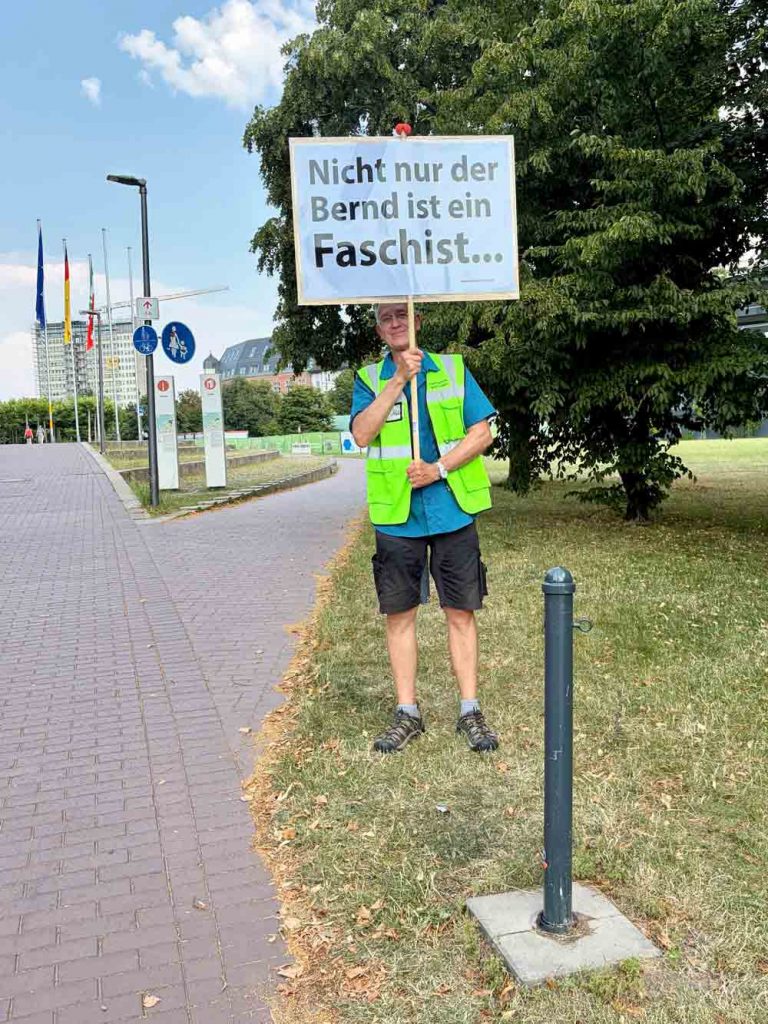 Meine Allein-Demo gegen das Sommerfest der nur selbst so genannten AfD, das dann leider im NRW-Landtag in Düsseldorf am xx-06-2027 stattfand.